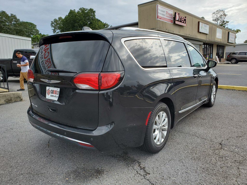 Photo 9 of this CHRYSLER PACIFICA