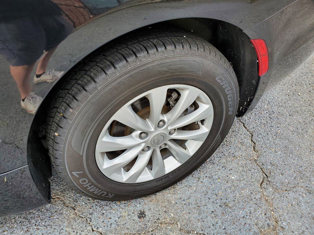 Photo 12 of this CHRYSLER PACIFICA