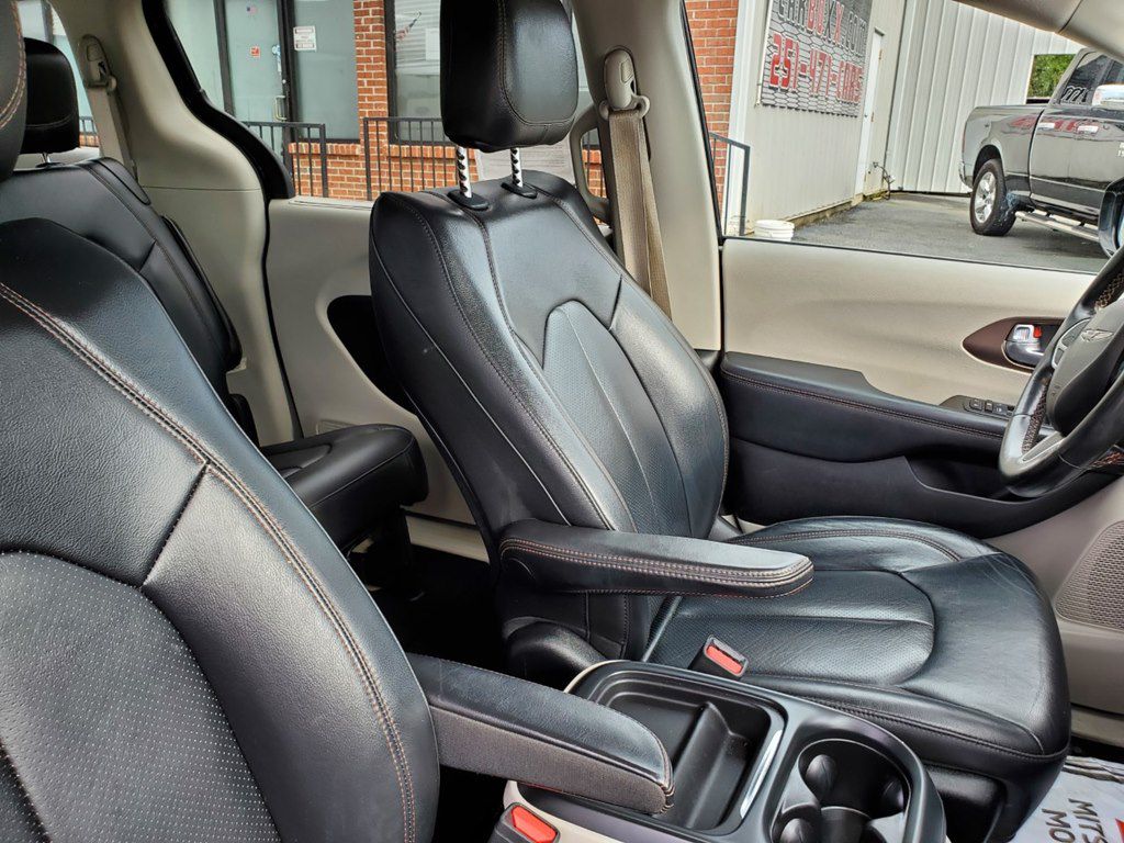 Photo 14 of this CHRYSLER PACIFICA