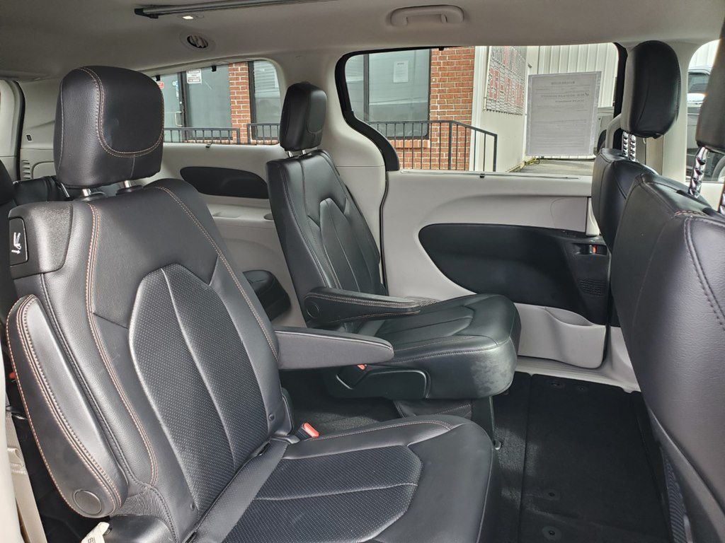Photo 16 of this CHRYSLER PACIFICA