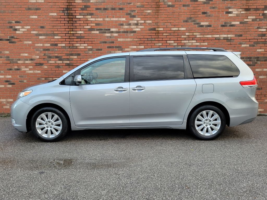 2013 TOYOTA SIENNA LIMITED for sale in Parma 440 Auto Sales Used