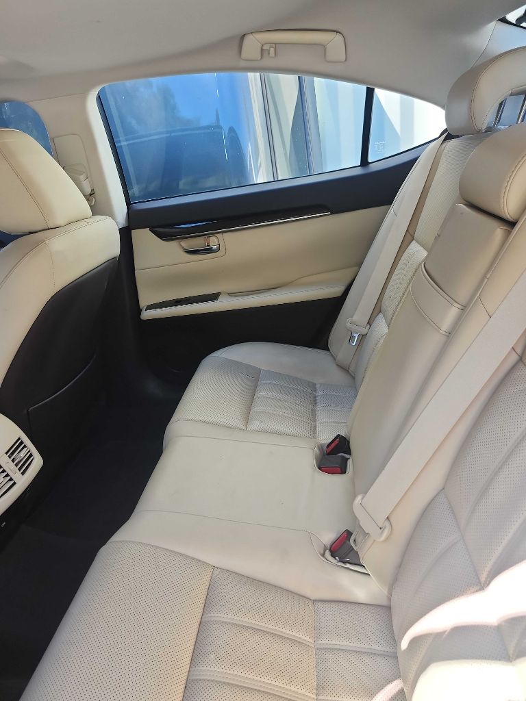 Photo 6 of this LEXUS ES 350