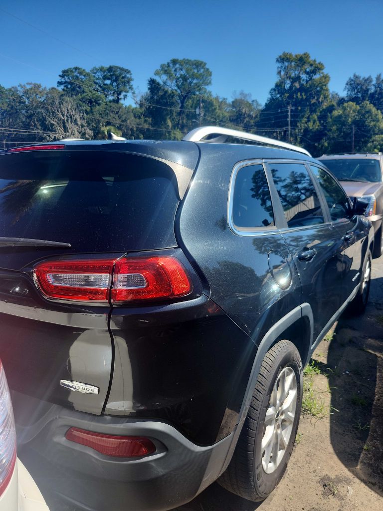 Photo 2 of this JEEP CHEROKEE