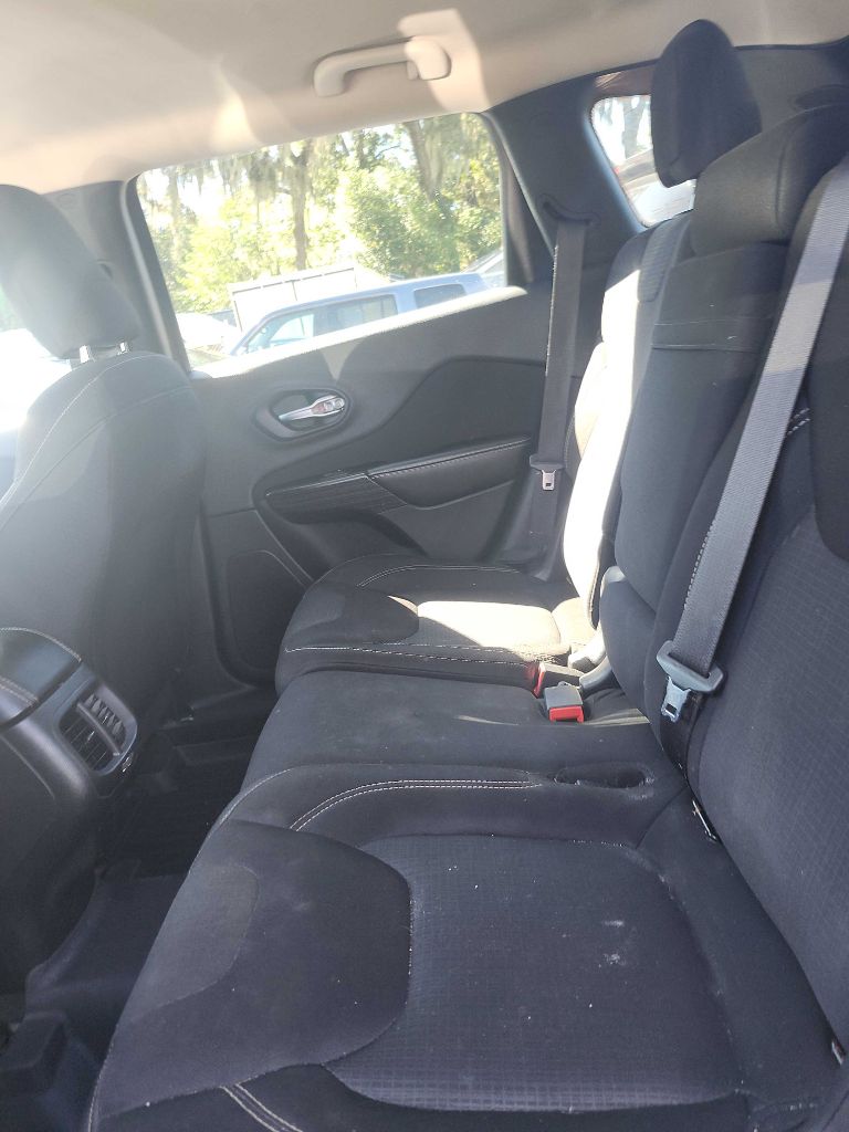 Photo 5 of this JEEP CHEROKEE
