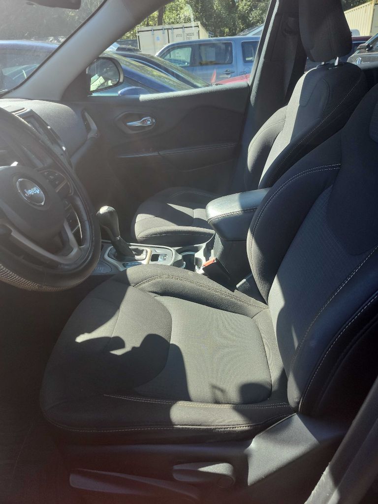 Photo 4 of this JEEP CHEROKEE