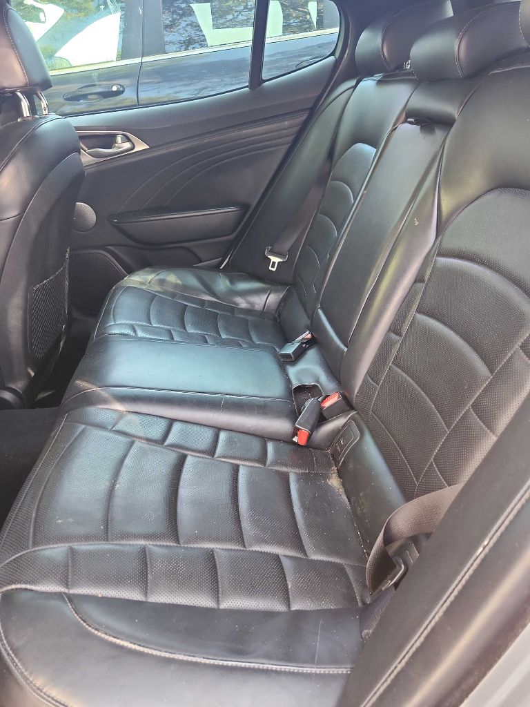 Photo 2 of this KIA STINGER