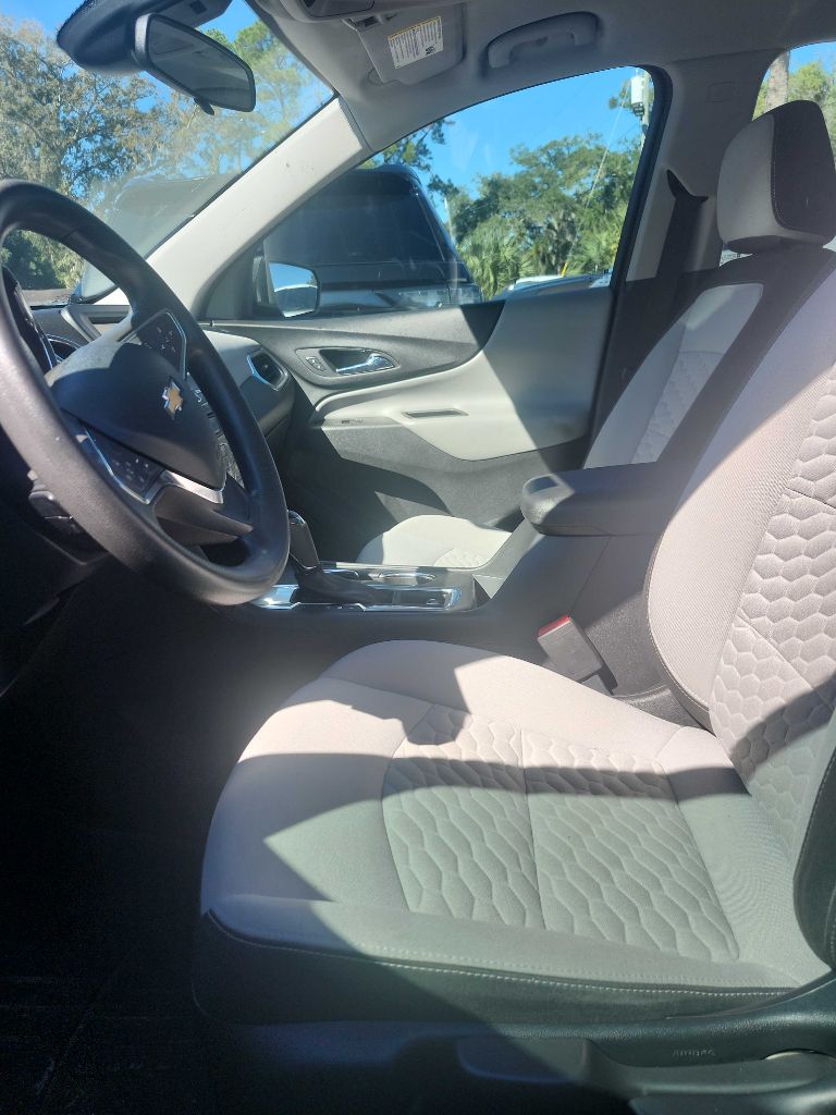 Photo 2 of this CHEVROLET EQUINOX
