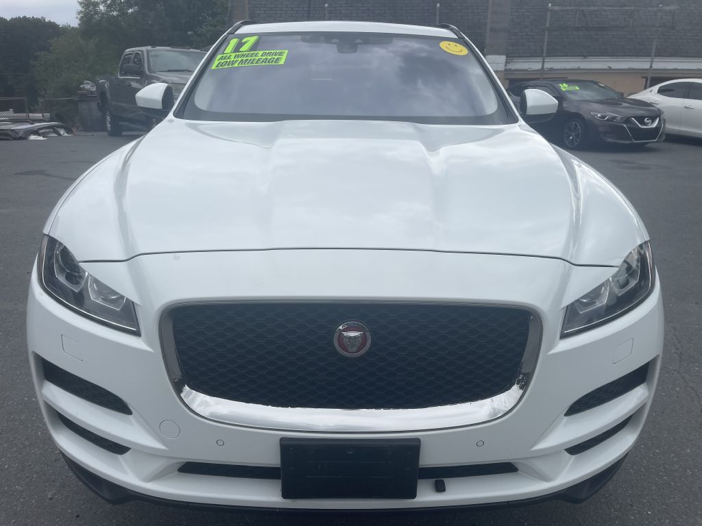 Photo 2 of this JAGUAR F-PACE