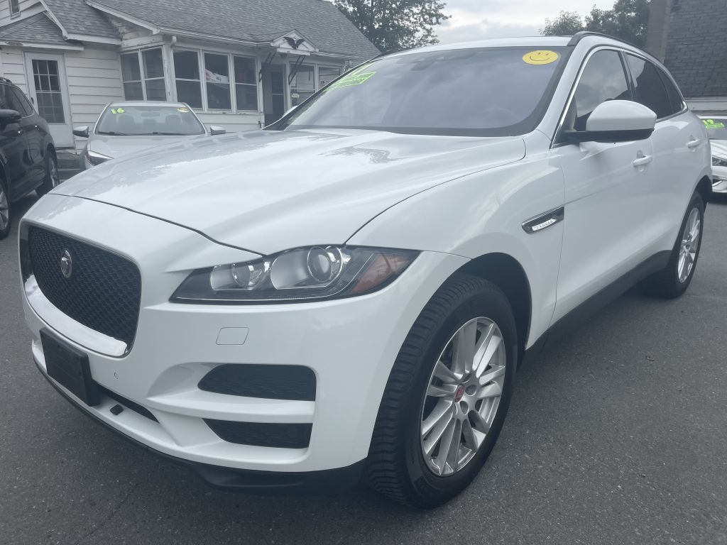 Photo 3 of this JAGUAR F-PACE