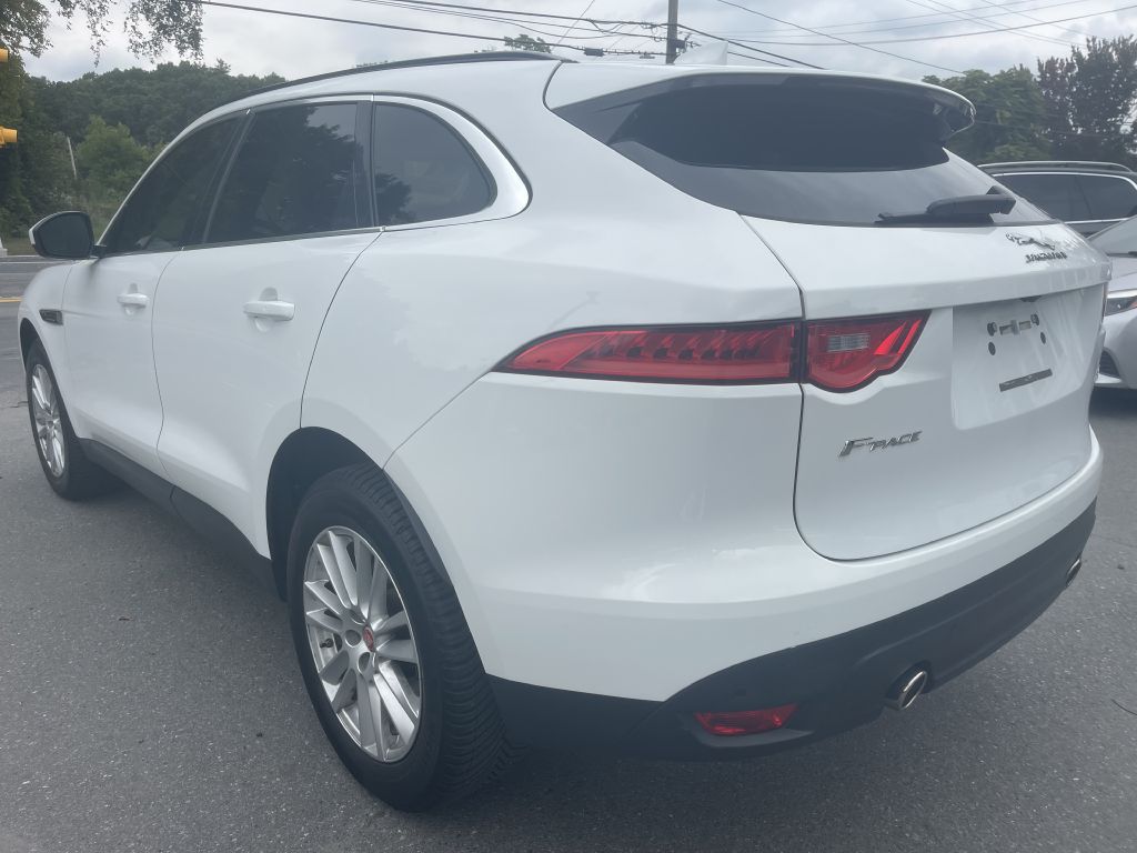 Photo 5 of this JAGUAR F-PACE