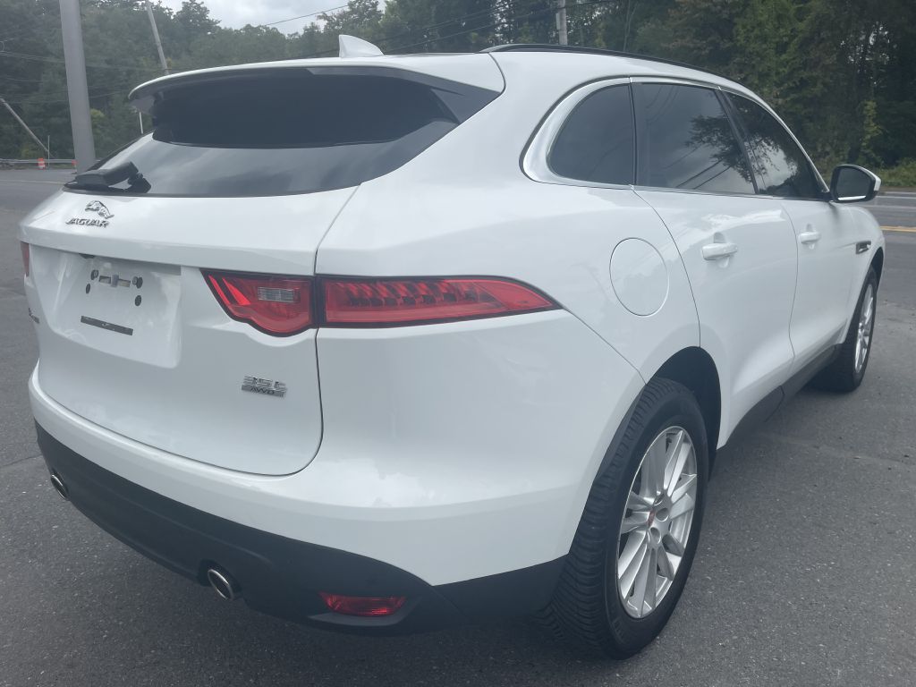 Photo 7 of this JAGUAR F-PACE