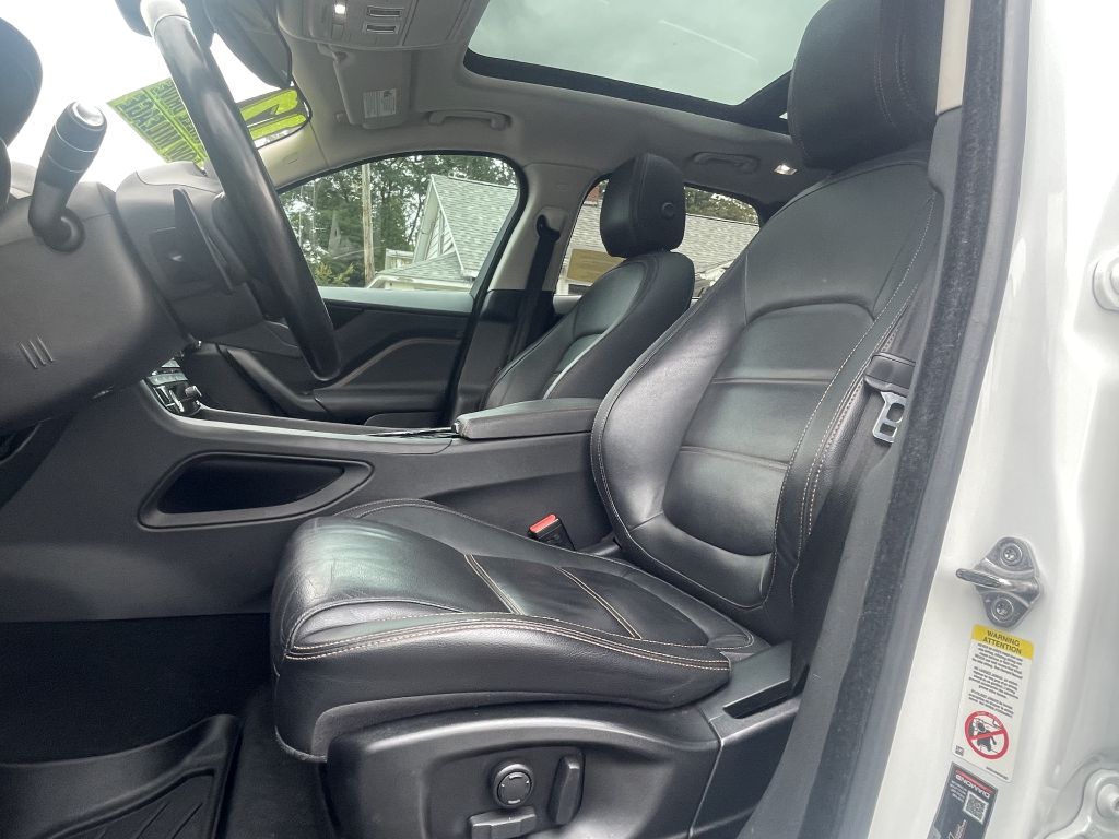 Photo 9 of this JAGUAR F-PACE