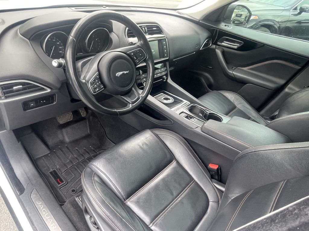 Photo 10 of this JAGUAR F-PACE