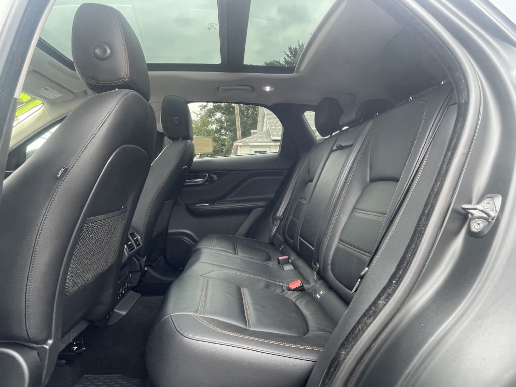 Photo 11 of this JAGUAR F-PACE