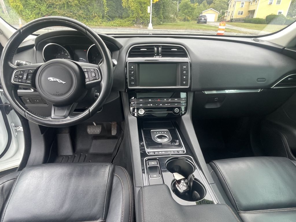 Photo 12 of this JAGUAR F-PACE
