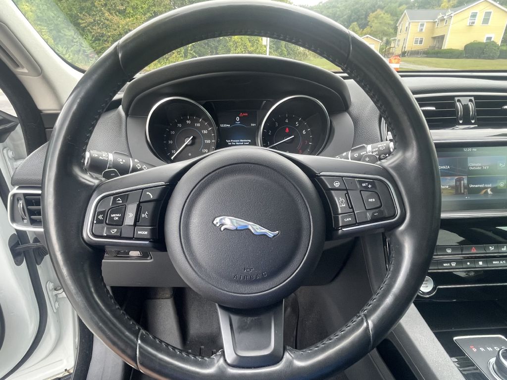 Photo 13 of this JAGUAR F-PACE