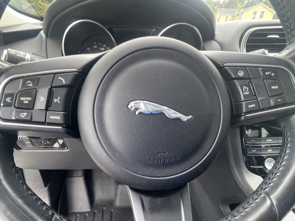 Photo 14 of this JAGUAR F-PACE