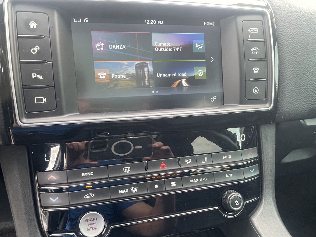 Photo 16 of this JAGUAR F-PACE