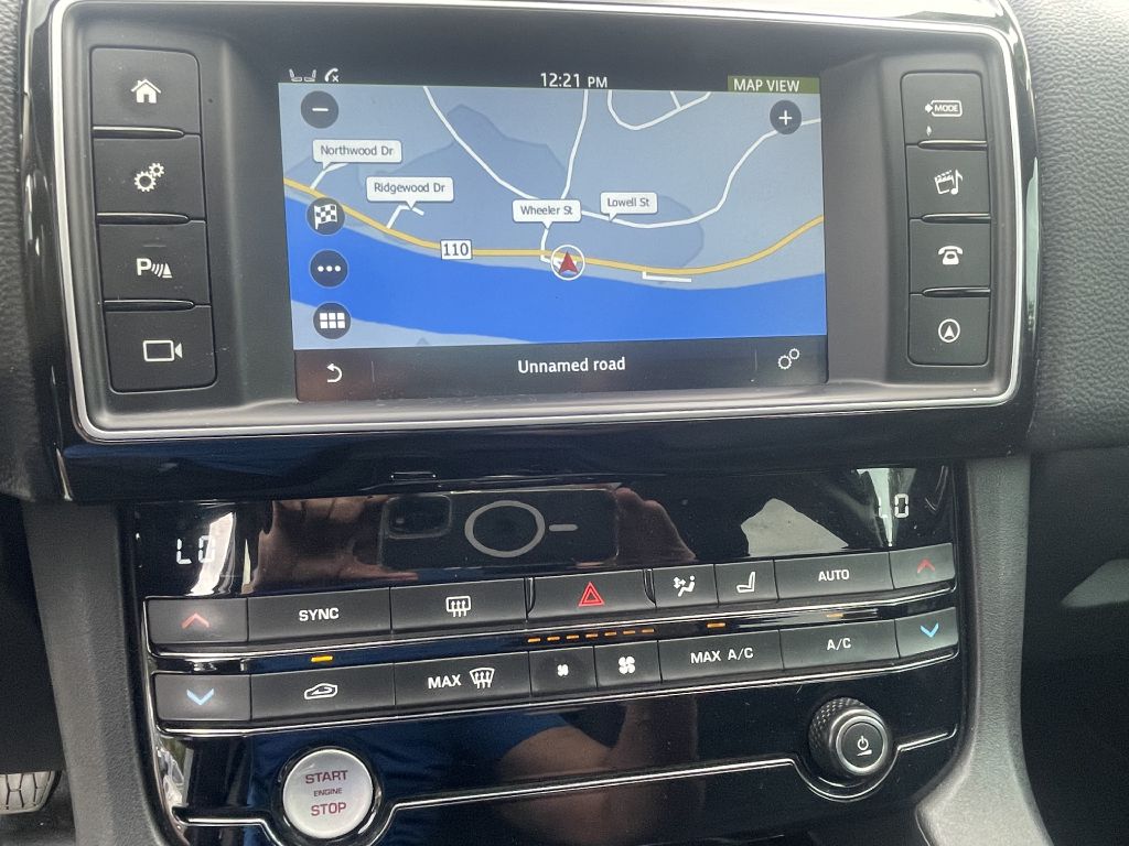 Photo 17 of this JAGUAR F-PACE