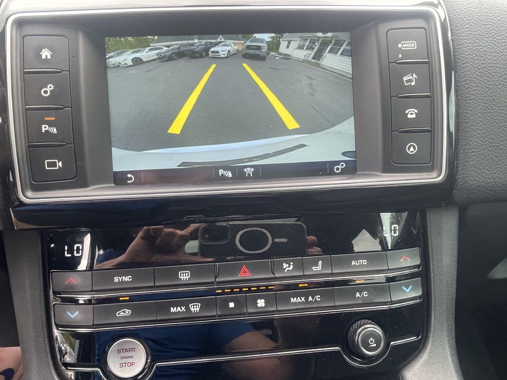Photo 18 of this JAGUAR F-PACE