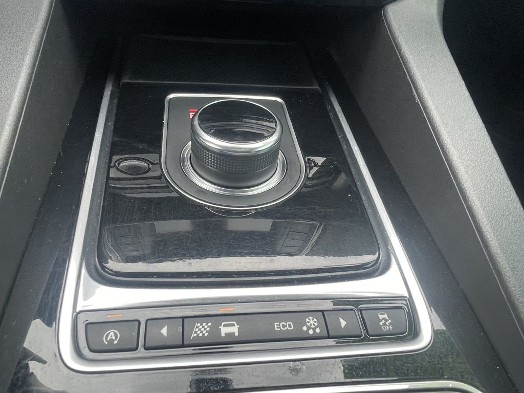 Photo 19 of this JAGUAR F-PACE