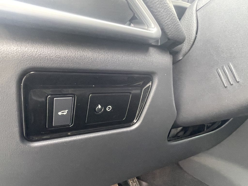 Photo 21 of this JAGUAR F-PACE