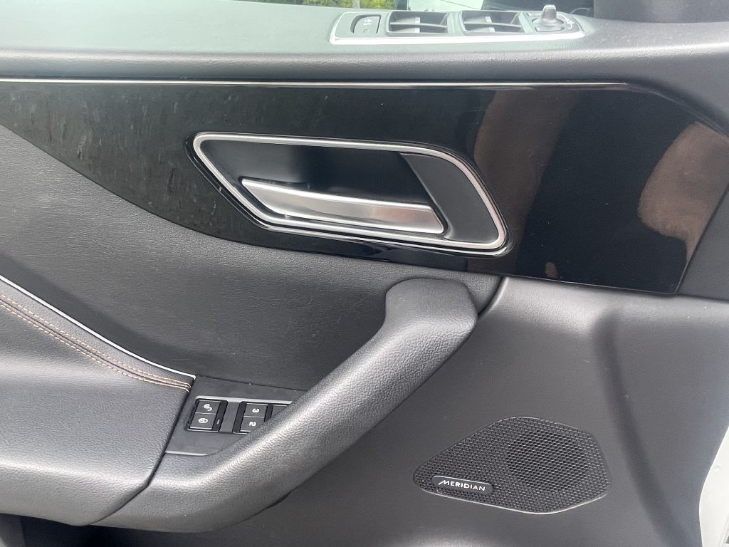 Photo 23 of this JAGUAR F-PACE