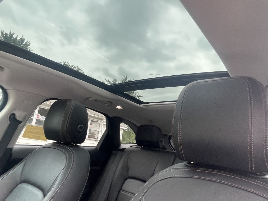 Photo 25 of this JAGUAR F-PACE