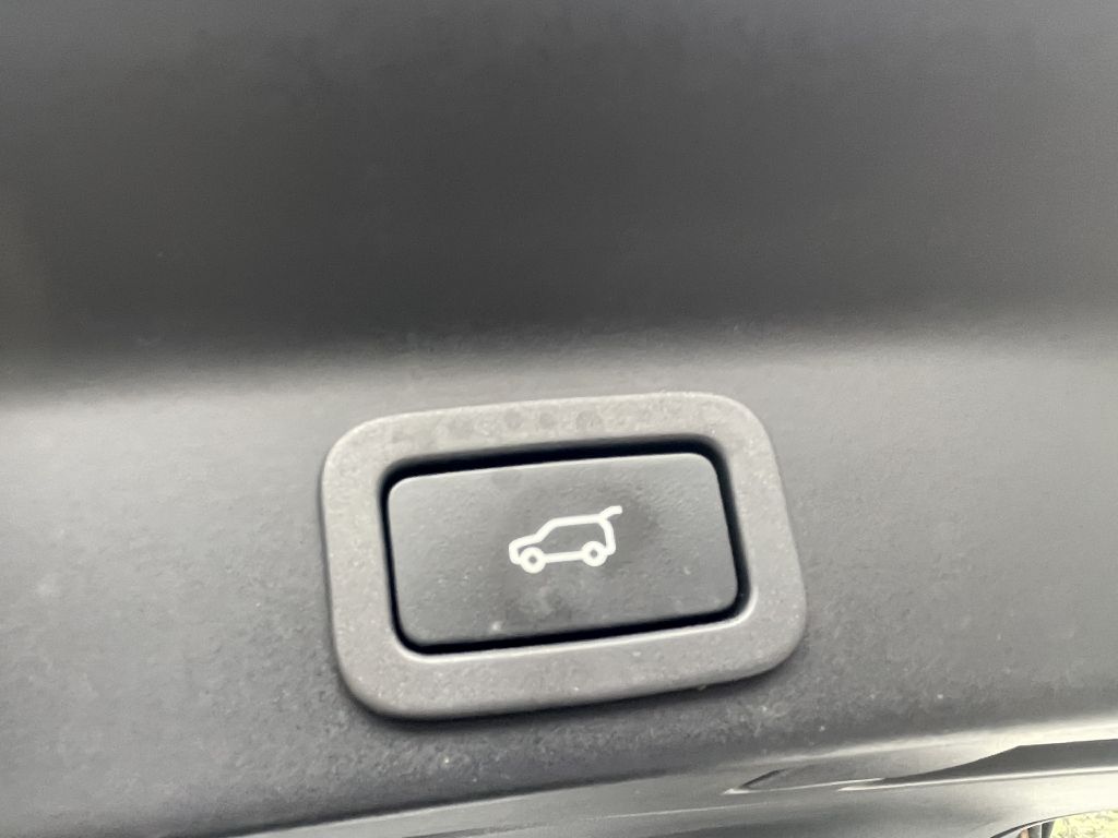 Photo 28 of this JAGUAR F-PACE