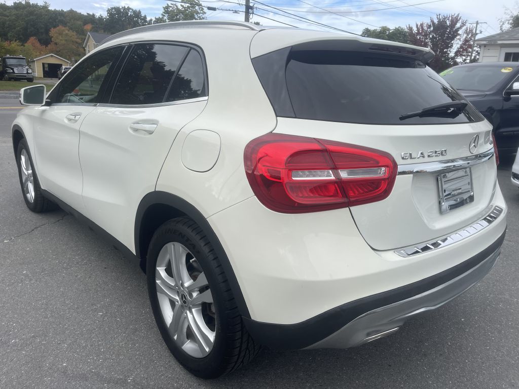 Photo 5 of this MERCEDES-BENZ GLA