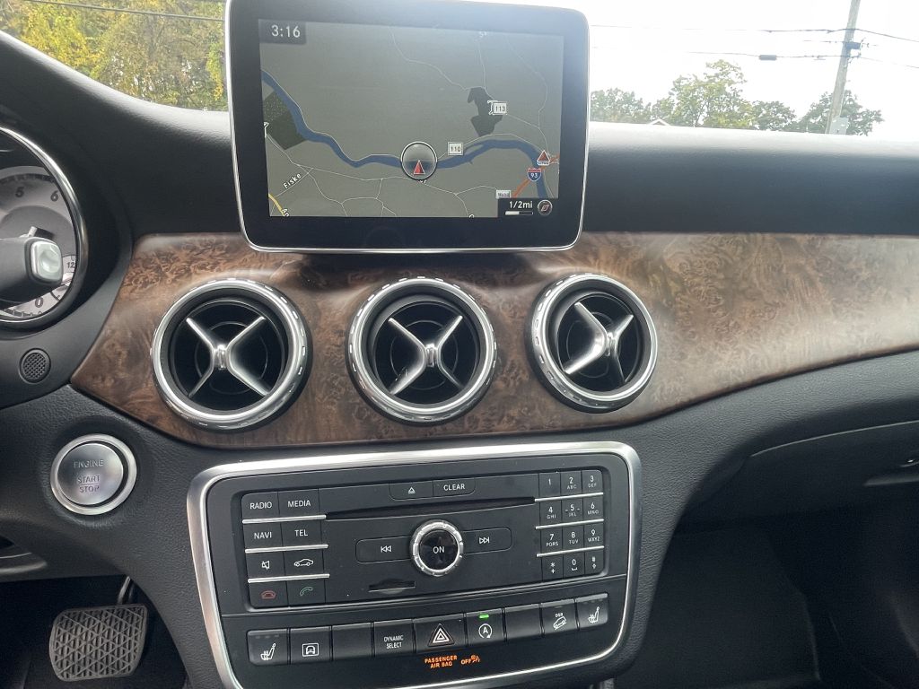 Photo 19 of this MERCEDES-BENZ GLA