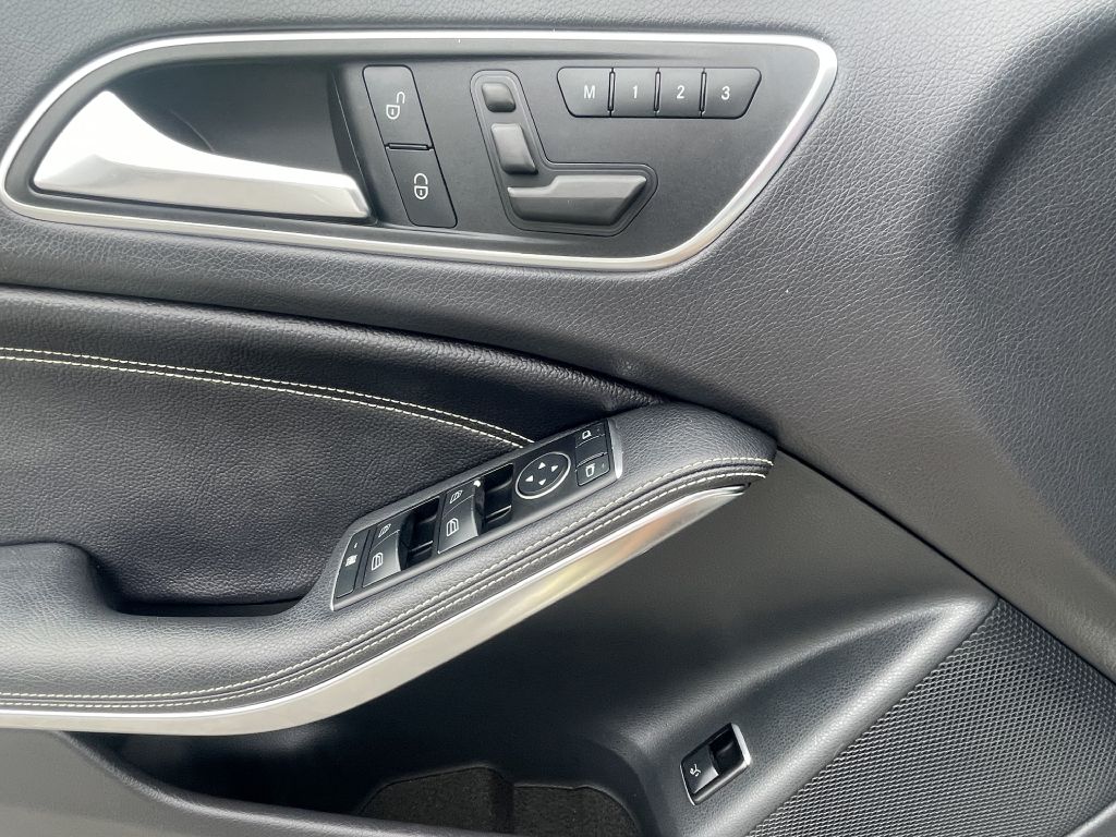 Photo 23 of this MERCEDES-BENZ GLA