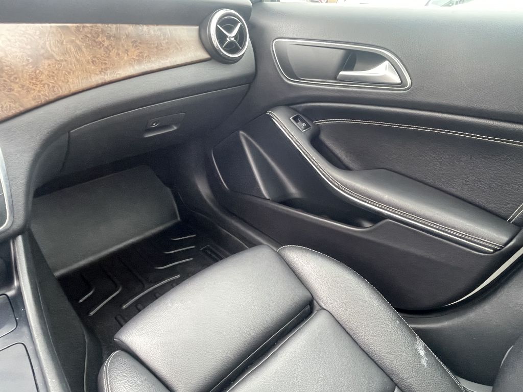 Photo 25 of this MERCEDES-BENZ GLA