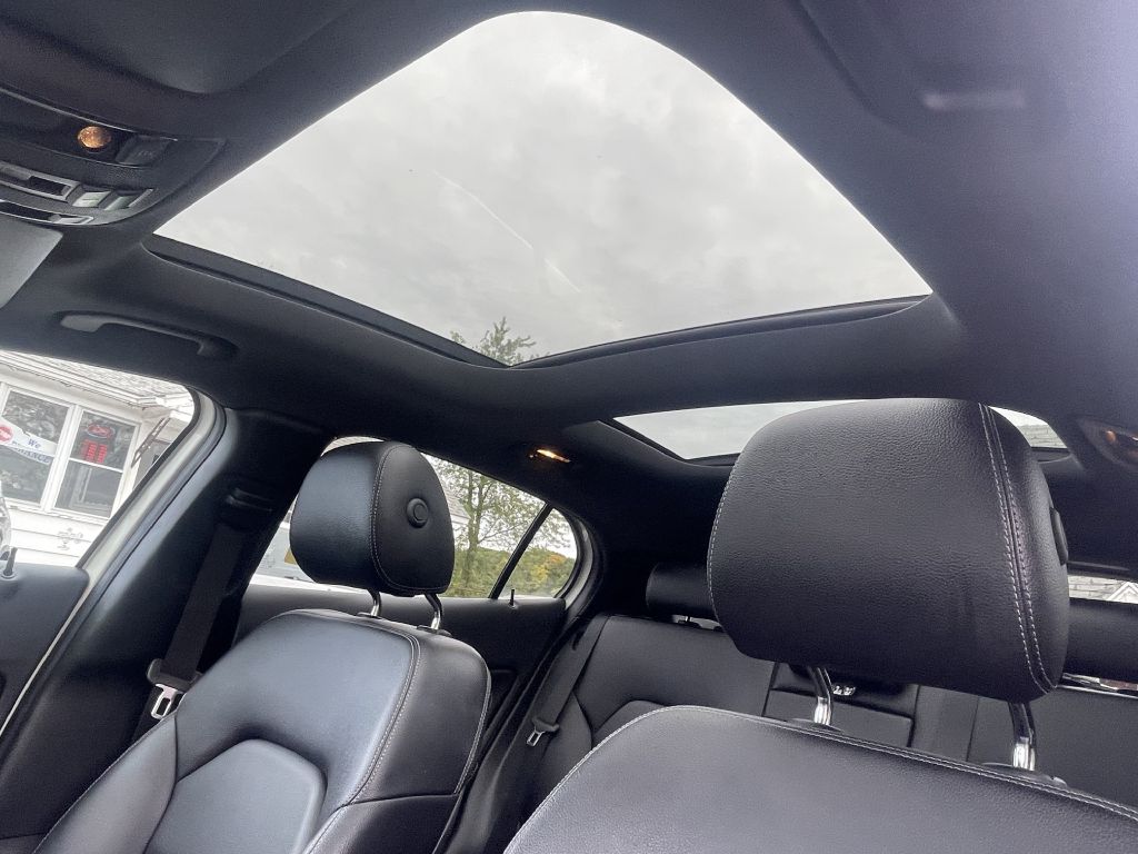 Photo 26 of this MERCEDES-BENZ GLA