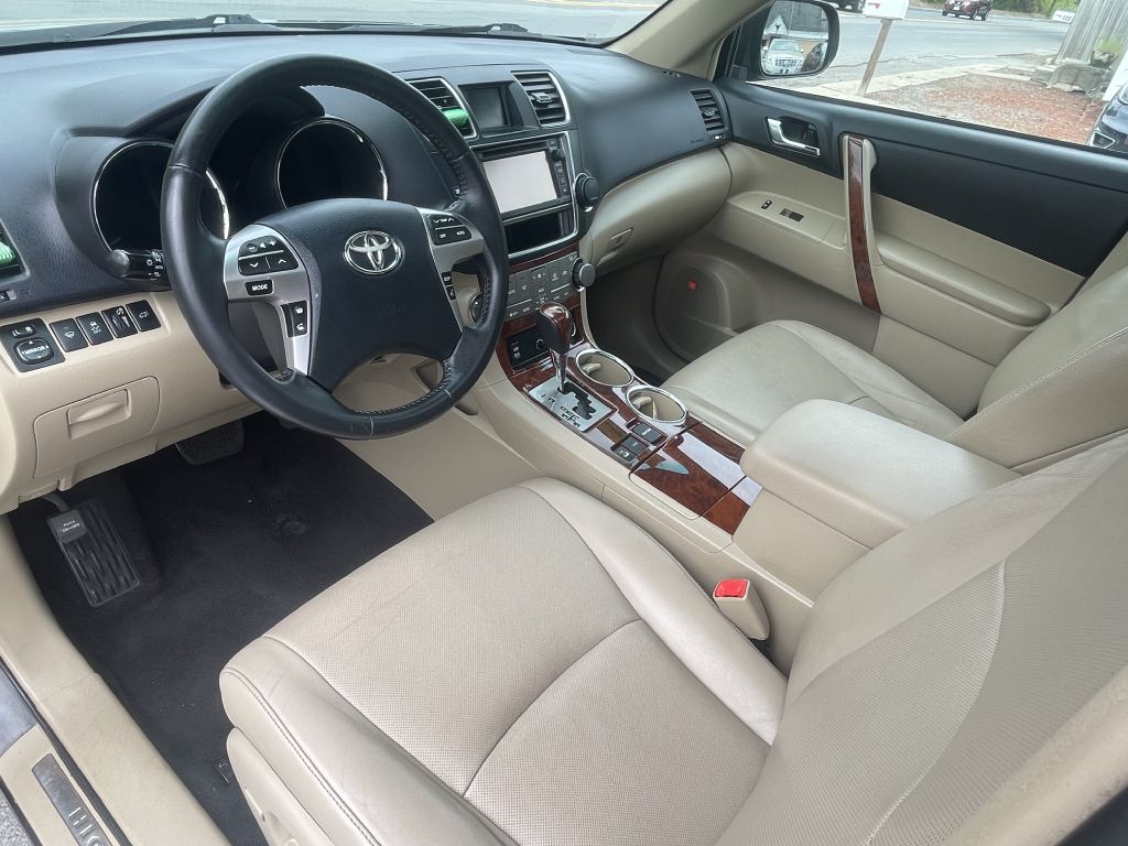 Photo 10 of this TOYOTA HIGHLANDER