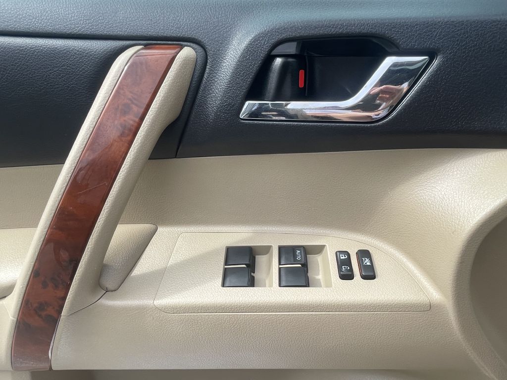Photo 26 of this TOYOTA HIGHLANDER