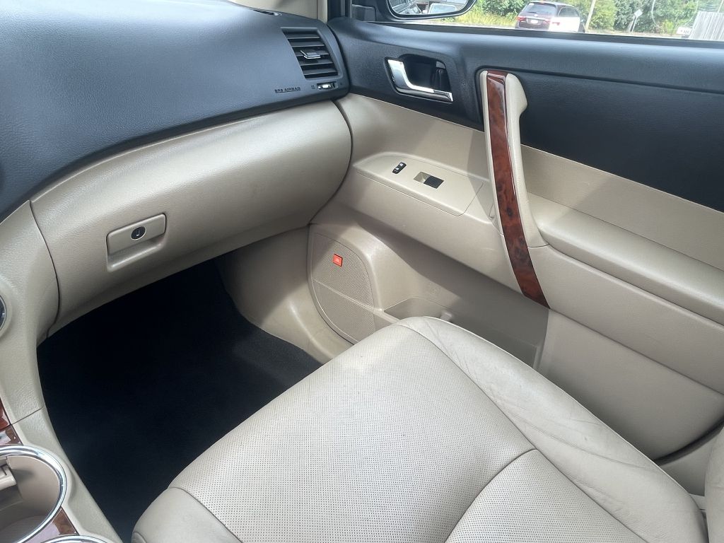 Photo 28 of this TOYOTA HIGHLANDER