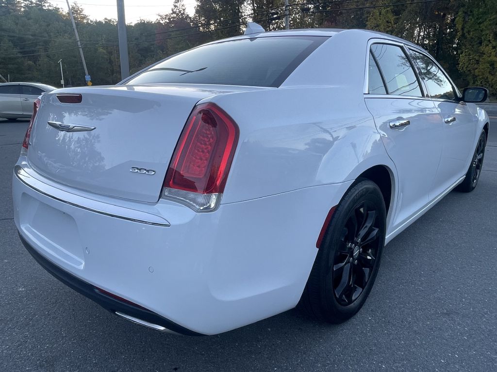 Photo 7 of this CHRYSLER 300