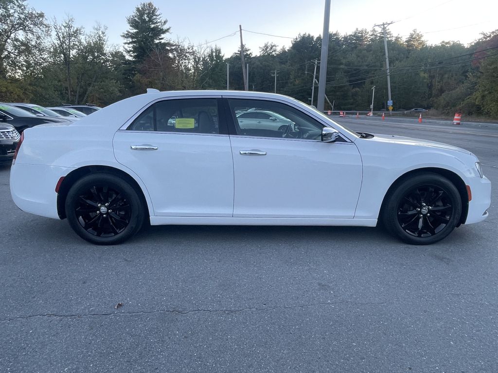 Photo 8 of this CHRYSLER 300