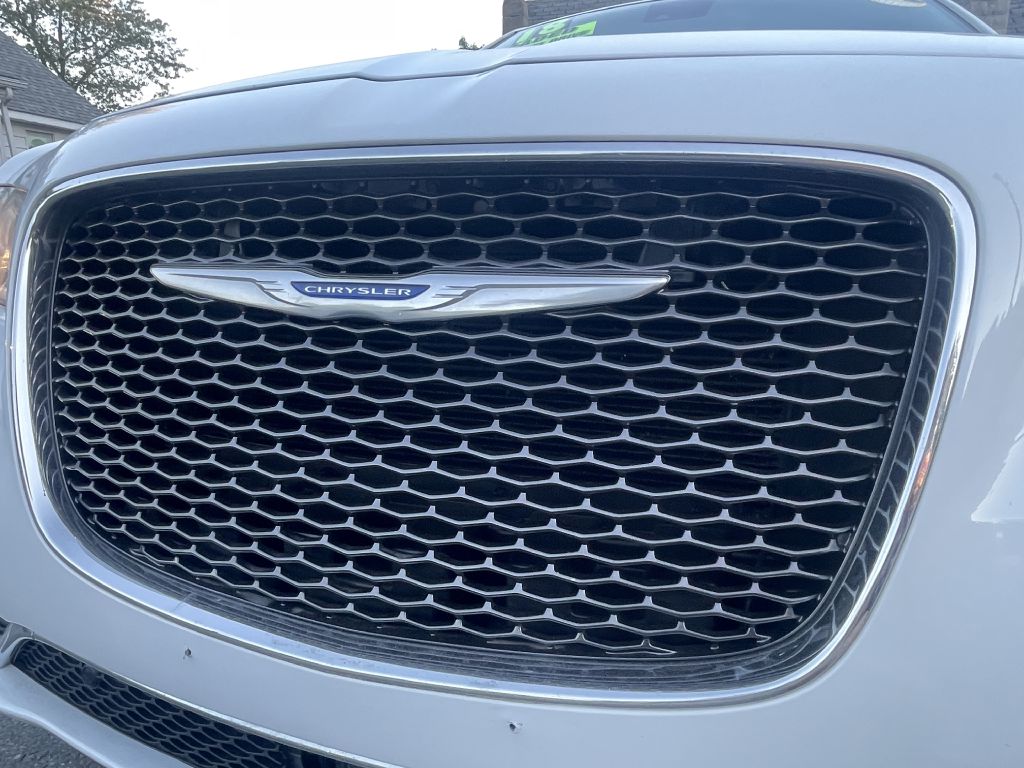 Photo 28 of this CHRYSLER 300