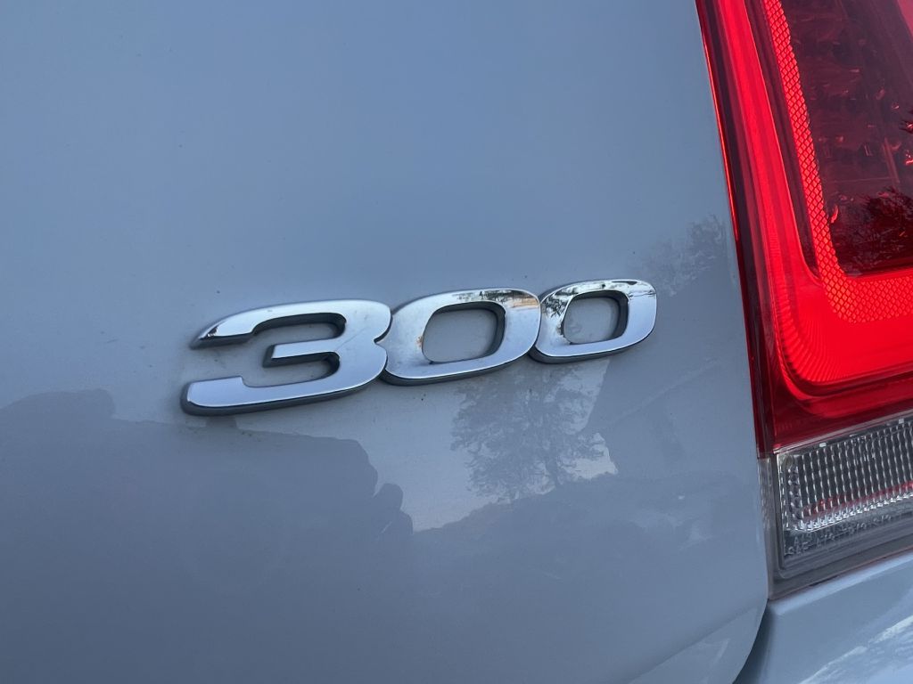 Photo 31 of this CHRYSLER 300