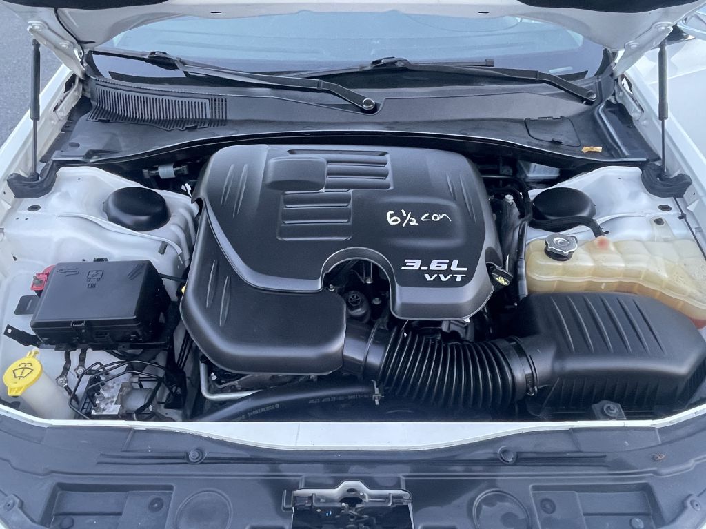 Photo 34 of this CHRYSLER 300