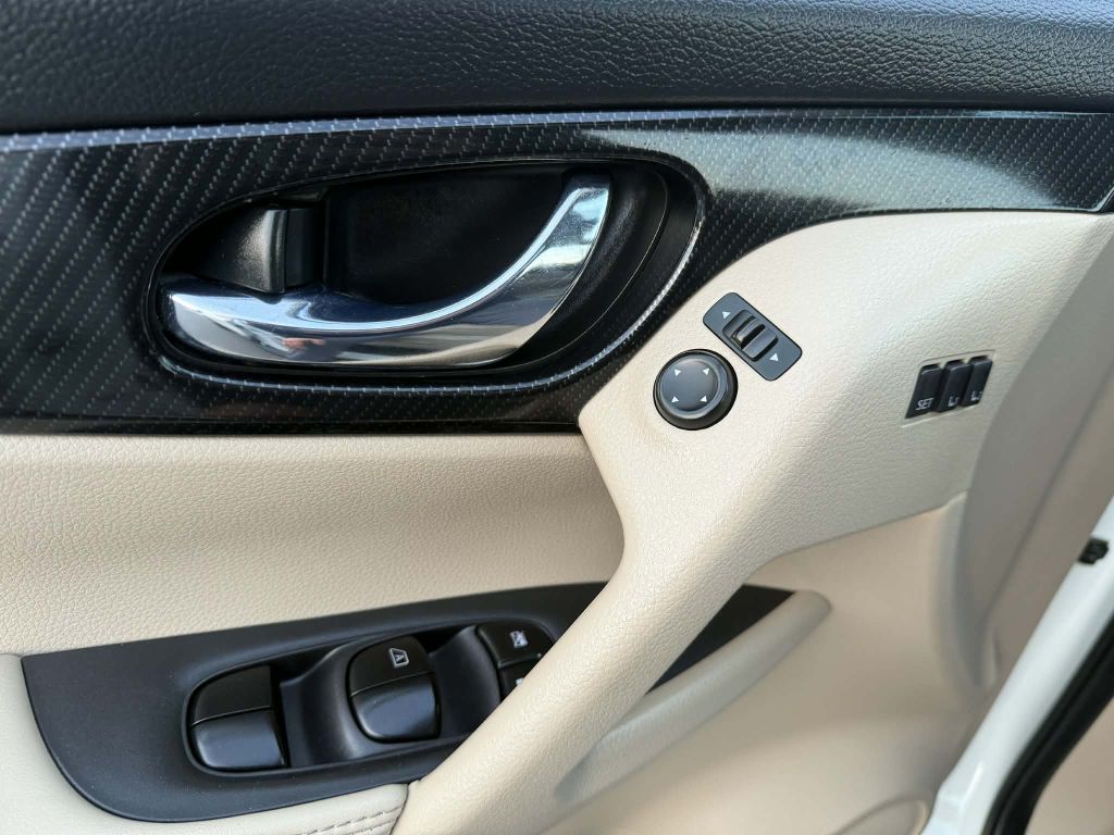 Photo 21 of this NISSAN ROGUE