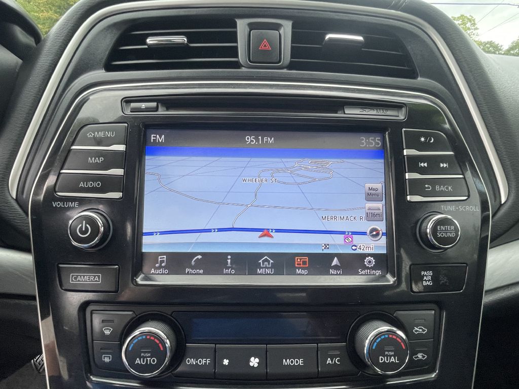 Photo 18 of this NISSAN MAXIMA