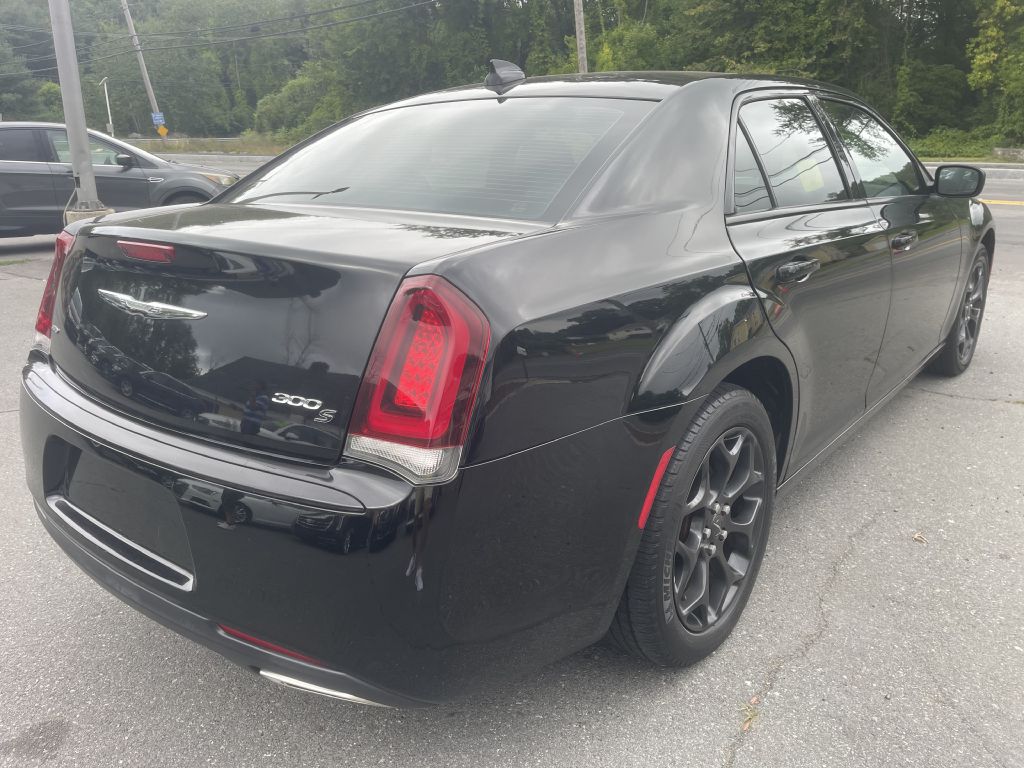 Photo 7 of this CHRYSLER 300