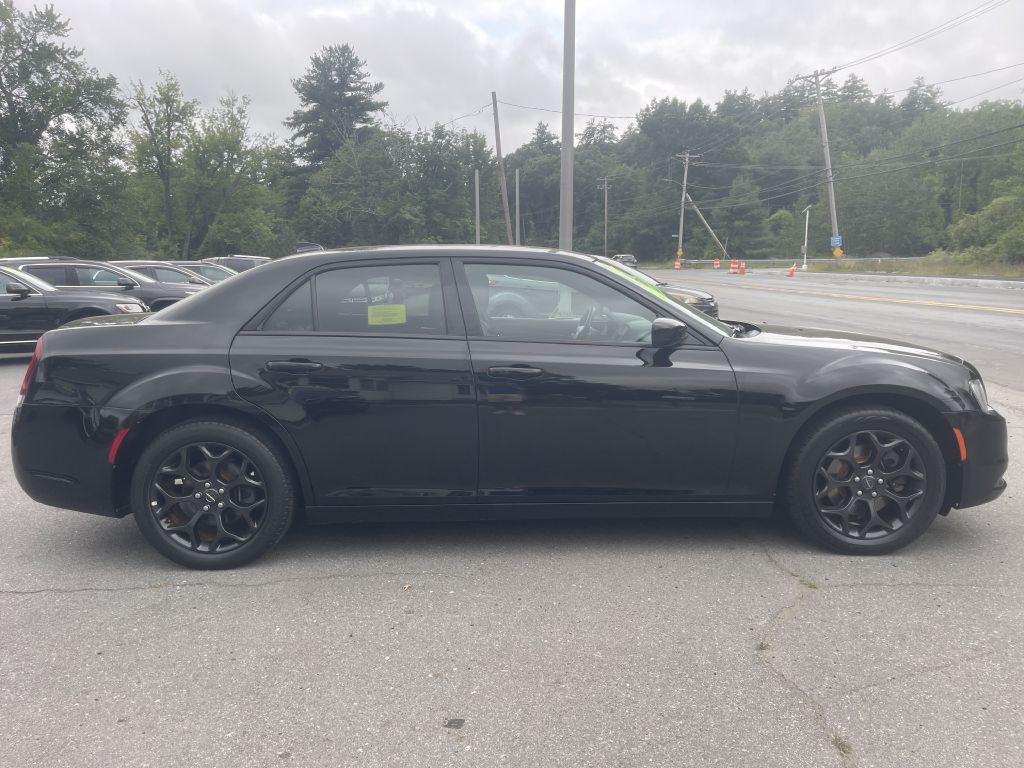 Photo 8 of this CHRYSLER 300