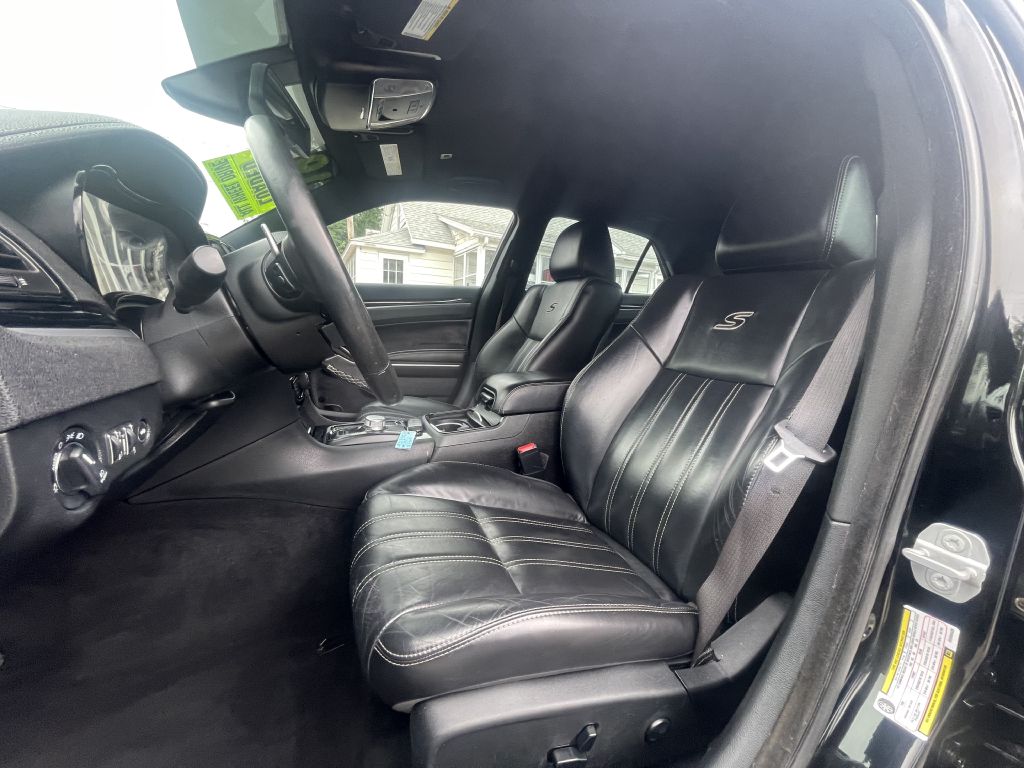 Photo 9 of this CHRYSLER 300