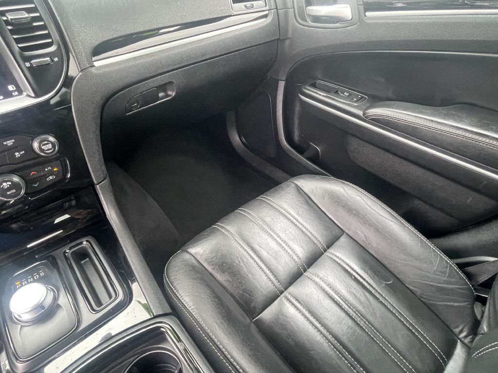 Photo 20 of this CHRYSLER 300