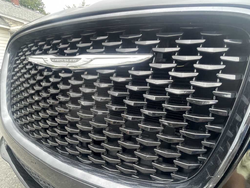 Photo 24 of this CHRYSLER 300