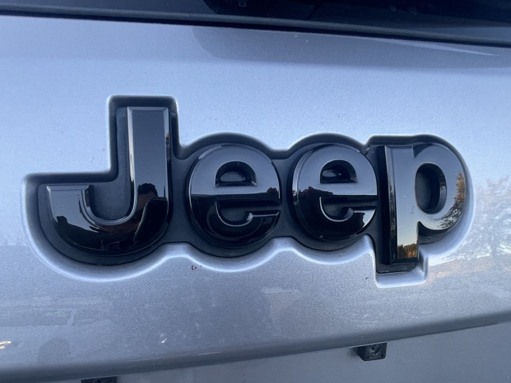 Photo 32 of this JEEP GRAND CHEROKEE